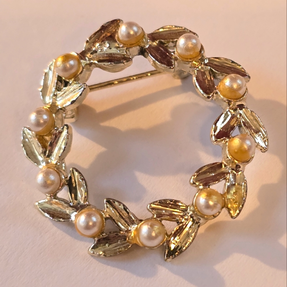 Vintage circle brooch pin faux pearls Gold tone classic small dainty feminine